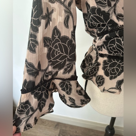 DO+BE Black and Cream Blouse Top V neck Lace  All Over Floral Print S NWOT - Picture 2 of 10